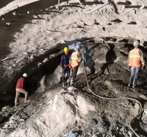 玉山拱顶带模注浆料的施工流程及注意事项